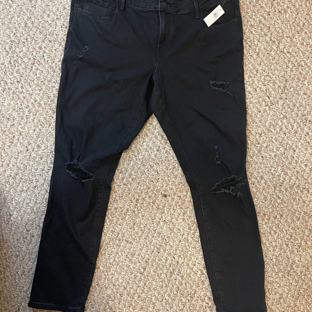 BRAND NEW Pop icon midrise skinny jean. W/ tear in legs